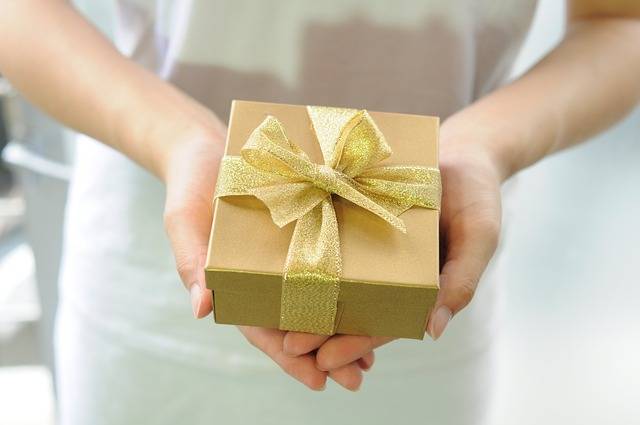 Surprise and Delight The Art of Choosing Birthday Presents for Women