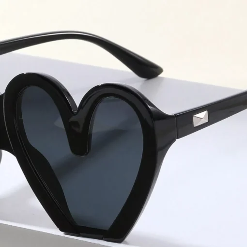 Chic Heart-Shaped Retro Sunglasses - Image 4