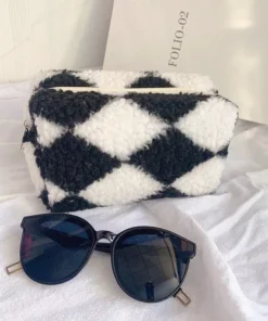 Plush Plaid Makeup Bag: Chic Barrel-Shaped Cosmetic Organizer for Travel