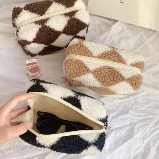 Plush Plaid Makeup Bag: Chic Barrel-Shaped Cosmetic Organizer for Travel