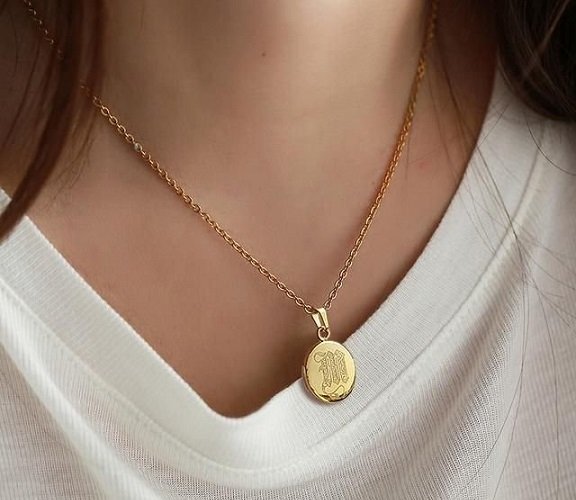 How to Choose the Perfect Initial Necklace for Your Everyday Style